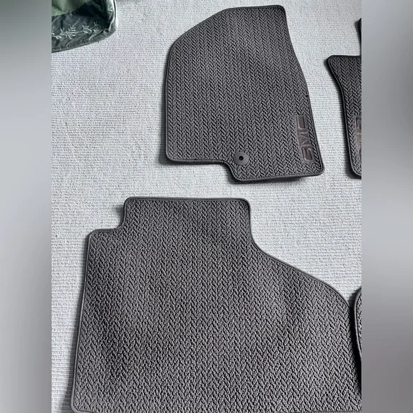 GMC Yukon XL Denali 2023 carpet floor mats - Picture 2 of 4